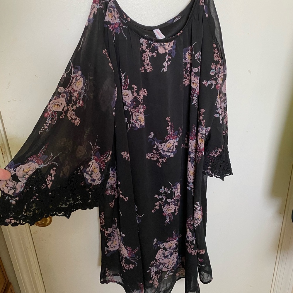 Flower dress with sleeve cut out